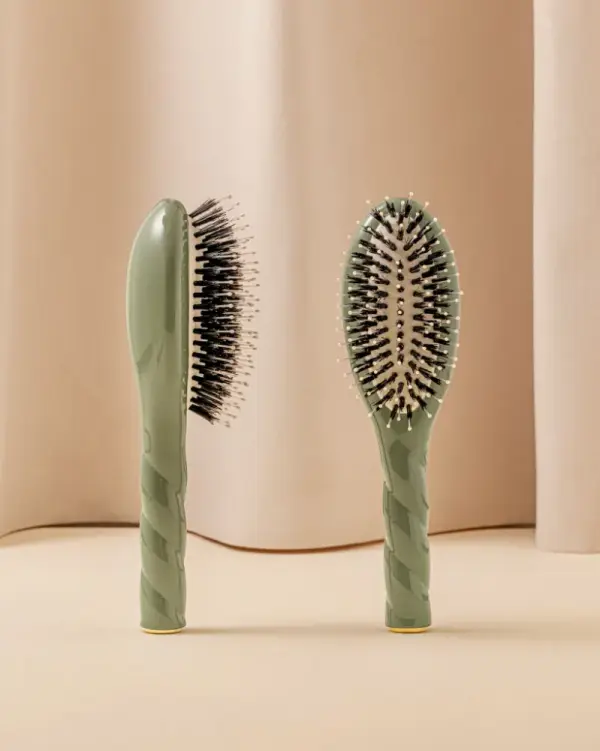 N.03 The Small Gentle Scalp Care HairBrush The Essential Softness Almond Green