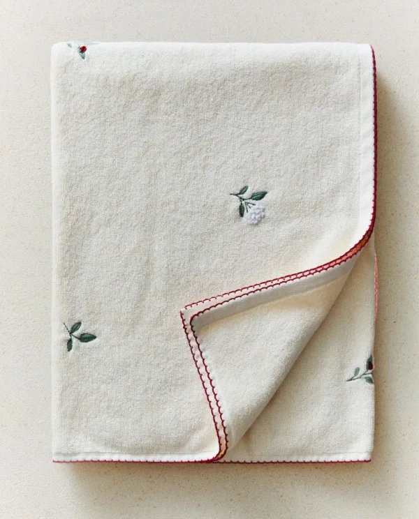 FLORAL EMBROIDERED BATH TOWEL