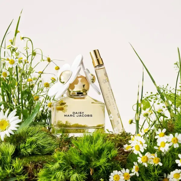 Daisy Eau de Toilette Travel Spray with White Florals & Sandalwood