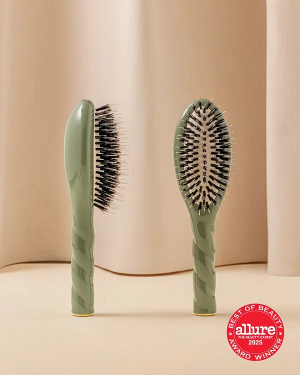 N.02 The Small Care & Detangling HairBrush The Essential Almond Green