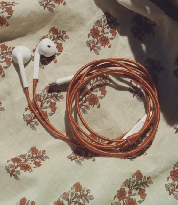 LE POM POM & DÔEN HEADPHONES -- COCONUT